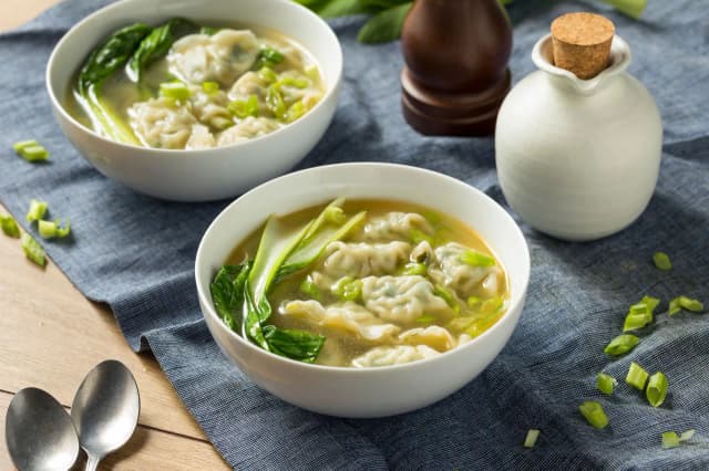 Zupa wonton co to - poznaj sekrety tej wyjątkowej chińskiej zupy Zupa wonton co to - poznaj sekrety tej wyjątkowej chińskiej zupy