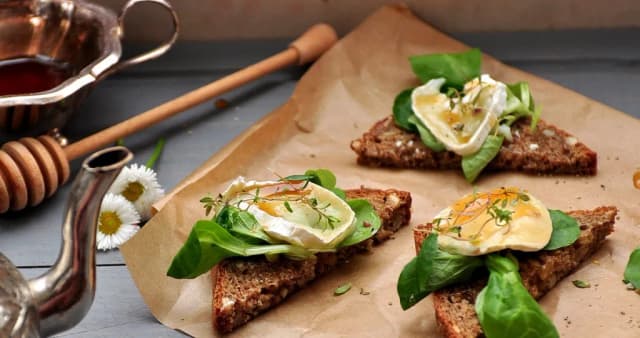 Najlepszy przepis na grzanki z kozim serem z pysznymi dodatkami Najlepszy przepis na grzanki z kozim serem z pysznymi dodatkami