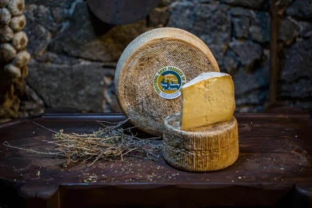 Grecki ser z mleka owczego - poznaj smaki Fety, Kefalotyri i Grawiery Grecki ser z mleka owczego - poznaj smaki Fety, Kefalotyri i Grawiery