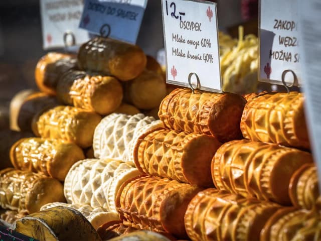 Jak smakuje oscypek? Odkryj jego wyjątkowy smak i idealne parowanie Jak smakuje oscypek? Odkryj jego wyjątkowy smak i idealne parowanie