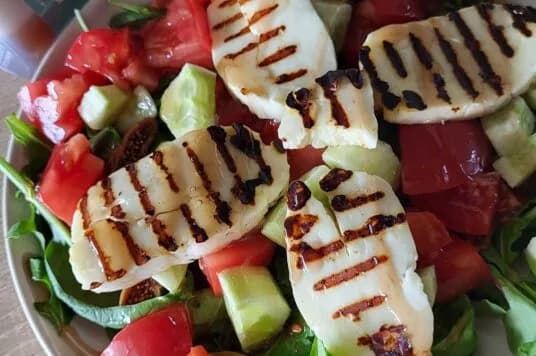 Grecki ser owczy: odkryj smaki, rodzaje i przepisy na dania Grecki ser owczy: odkryj smaki, rodzaje i przepisy na dania