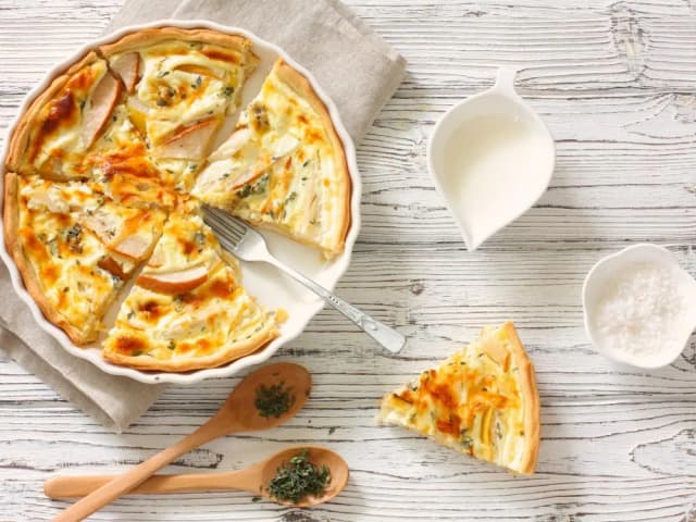 Pyszna tarta z kozim serem i gruszkami - przepisy i porady kulinarne Pyszna tarta z kozim serem i gruszkami - przepisy i porady kulinarne