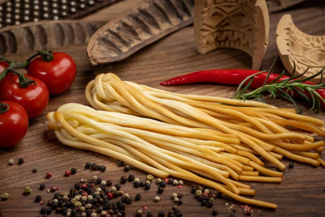 Wędzone sery owcze: poznaj ich smaki i zastosowanie w kuchni Wędzone sery owcze: poznaj ich smaki i zastosowanie w kuchni