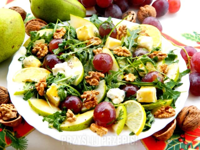 Sałatka z kozim serem rukolą i gruszką - prosty przepis na smakowitość Sałatka z kozim serem rukolą i gruszką - prosty przepis na smakowitość