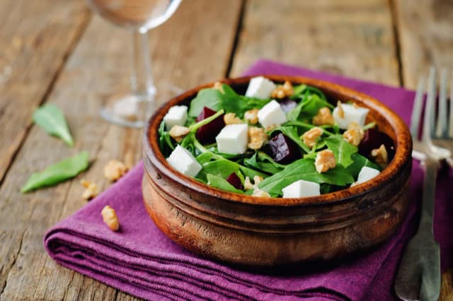 Pyszna sałatka z buraków i sera koziego - łatwy przepis na zdrowie Pyszna sałatka z buraków i sera koziego - łatwy przepis na zdrowie