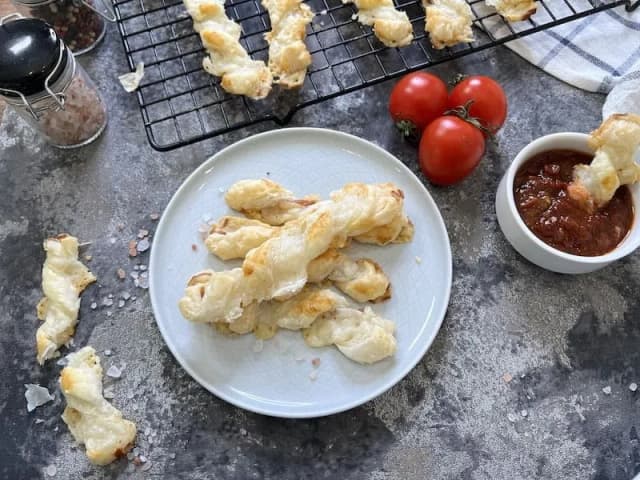 Pyszne przepisy na ciasto francuskie z kozim serem, które zachwycą Pyszne przepisy na ciasto francuskie z kozim serem, które zachwycą