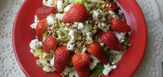 Wyjątkowe przepisy na sałatkę z kozim serem i truskawkami, które zachwycą Wyjątkowe przepisy na sałatkę z kozim serem i truskawkami, które zachwycą