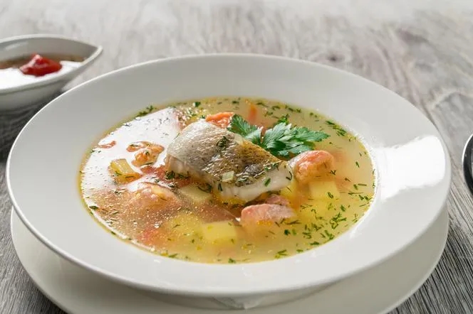 Jaką zupę do ryby wybrać, by zaskoczyć smakiem i aromatem?