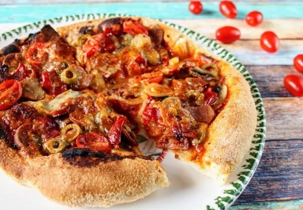 Szybki przepis na ciasto na pizzę, które zaoszczędzi Twój czas