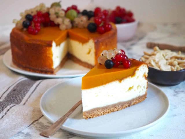 Sernik z sera koziego - pyszne przepisy i zdrowe wariacje na deser Sernik z sera koziego - pyszne przepisy i zdrowe wariacje na deser