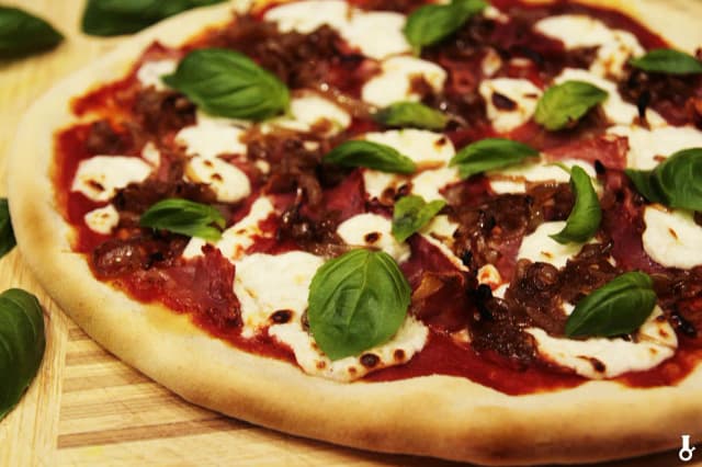 Pyszna pizza z kozim serem i szpinakiem, którą musisz spróbować Pyszna pizza z kozim serem i szpinakiem, którą musisz spróbować