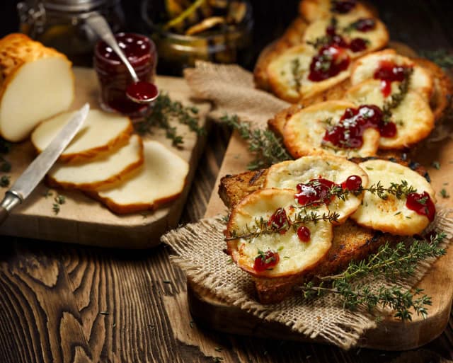 Jak zrobić oscypki z żurawiną – proste przepisy, które zachwycą Jak zrobić oscypki z żurawiną – proste przepisy, które zachwycą